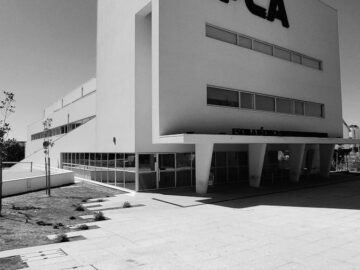 Black and white photo of IPCA's modern facade, showcasing urban design in Braga, Portugal.