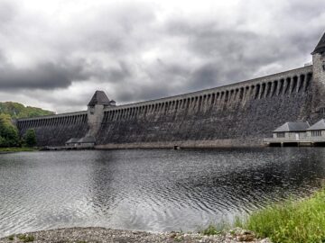 Scenic view of the historic Möhne Dam in Möhnesee, NRW, Germany, under cloudy skies.