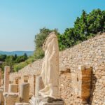 Explore the classical architecture and historical ruins of Ephesus in İzmir, Türkiye.