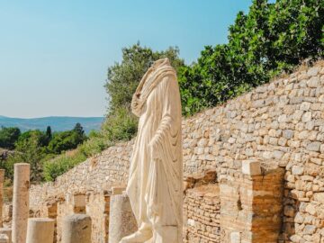 Explore the classical architecture and historical ruins of Ephesus in İzmir, Türkiye.