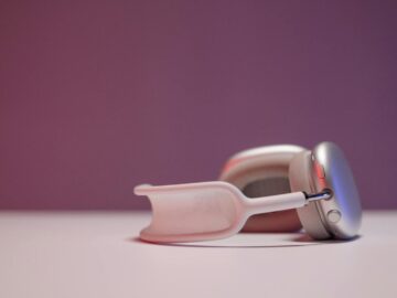 Contemporary close-up of stylish headphones on a pastel background, perfect for tech themes.