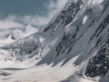 Serene winter landscape of snowcapped mountains in Zermatt, showcasing winter's pristine beauty.