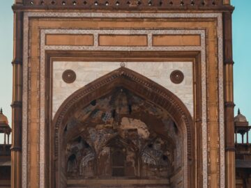 Historic Buland Darwaza in Fatehpur Sikri, a monumental gateway in India, captured in daylight.