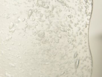 Close-up of carbonated water with vibrant bubbles, showcasing clarity and refreshment.