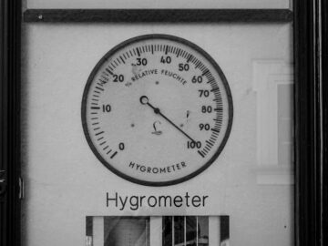 Black and white image of a vintage hygrometer with German text, displaying relative humidity.