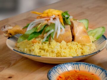 Tantalizing chicken and rice dish with fresh vegetables, served with a spicy dipping sauce.