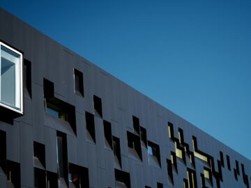 a building that has a lot of windows on it